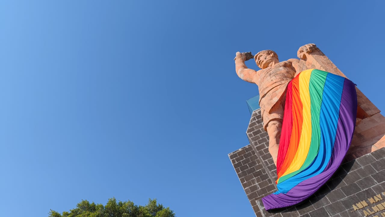 Refrenda Navarro Defensa De Los Derechos LGBTIQ Con Bandera Monumental