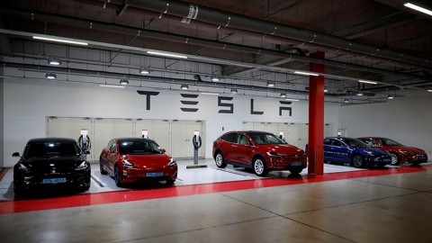 California acusa a Tesla de engañar a los consumidores de estos autos.
