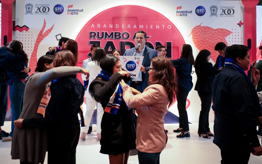 Abandera Diego Sinhue a 30 jóvenes del Programa Rumbo a Japón.