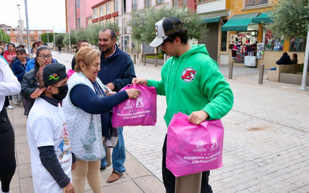 DAN APOYO ALIMENTARIO A FAMILIAS VULNERABLES DE  IRAPUATO.