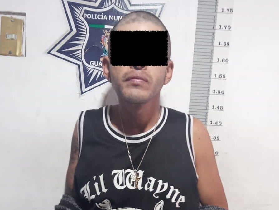 Detienen a dos hombres tras ser reportados por causar molestias, uno con 22 dosis de presunta droga cristal