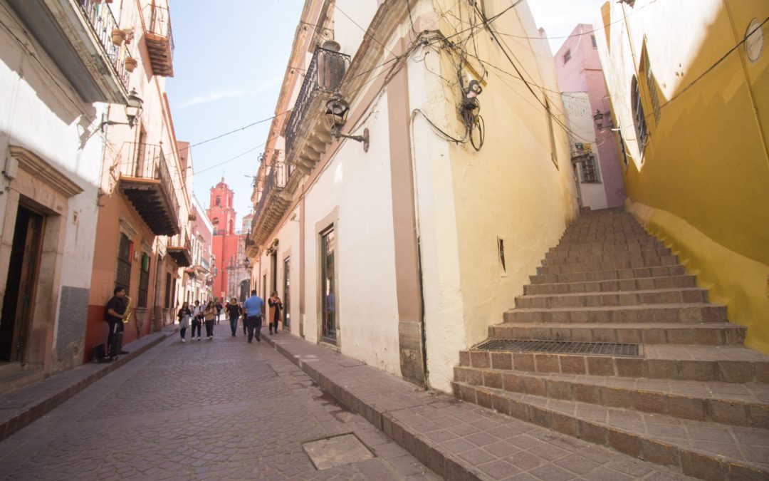 Resguardan patrimonio y sacan brillo a calles del centro histórico de Guanajuato Capital