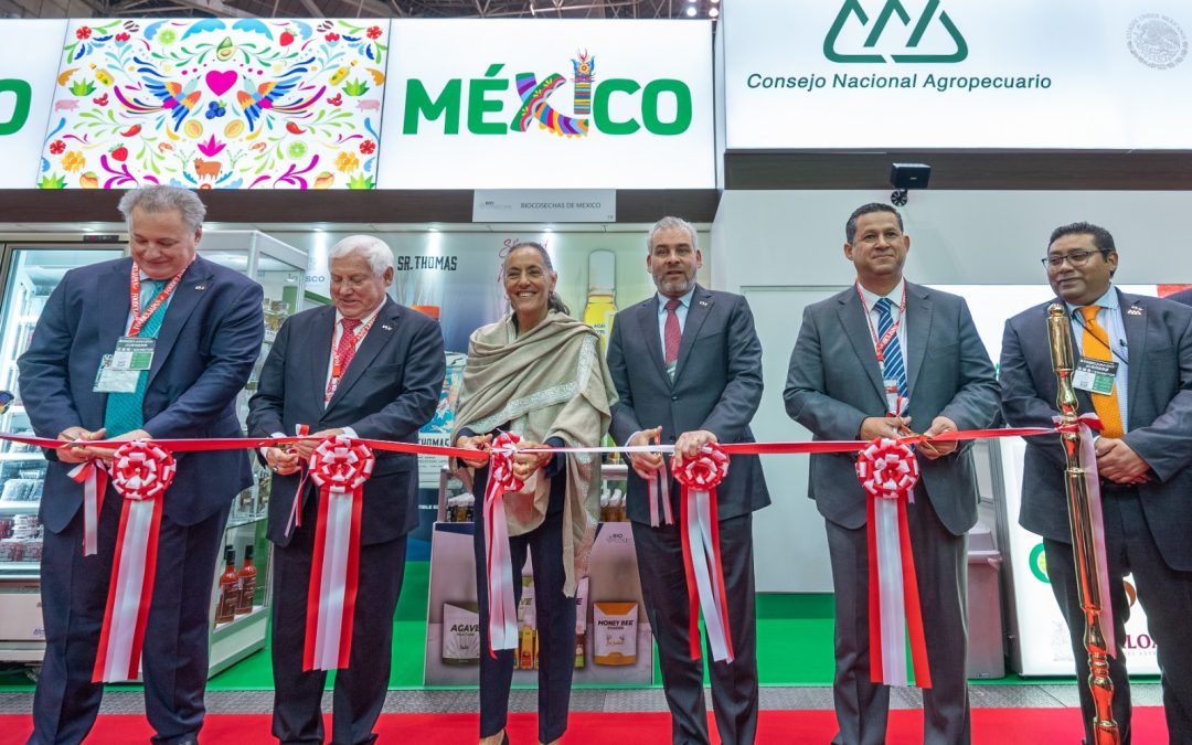 La comitiva guanajuatense, encabezada por el Gobernador del Estado, Diego Sinhue Rodríguez Vallejo; en el segundo día de actividades en Japón, acudió a la inauguración de los Pabellones de México y Guanajuato en FOODEX.