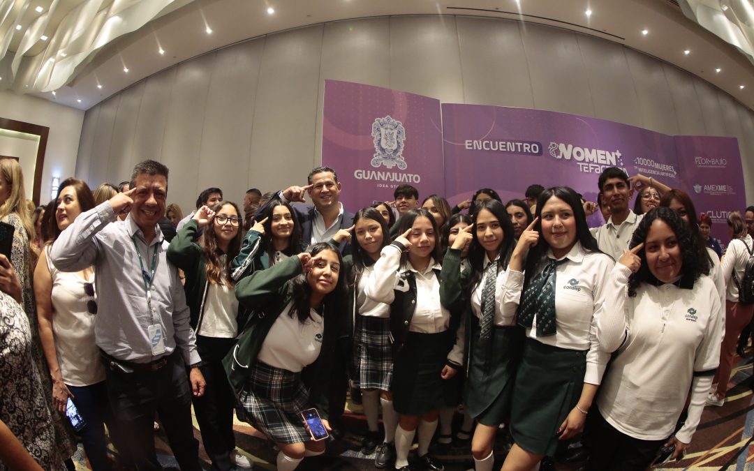 El Gobernador del Estado, Diego Sinhue Rodríguez Vallejo, asistió al encuentro Womentefactura en el que participaron alrededor de 120 personas, principalmente mujeres empresarias, presidentas de asociaciones y alumnas de nivel medio superior.