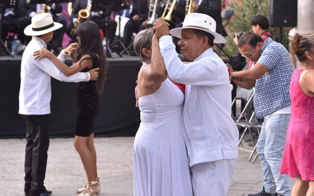 BAILAN IRAPUATENSES CON LA BANDA MUNICIPAL.