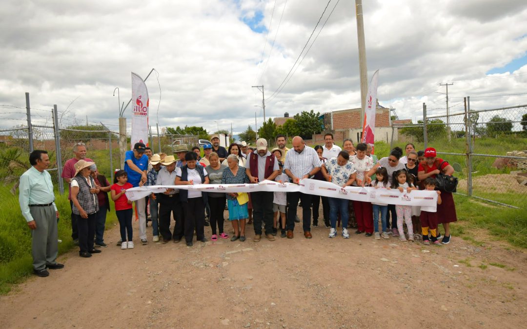 Carlos García Villaseñor sigue dignificando las comunidades con electrificaciones y drenajes en Nuevo Paraíso y Nuevo Refugio