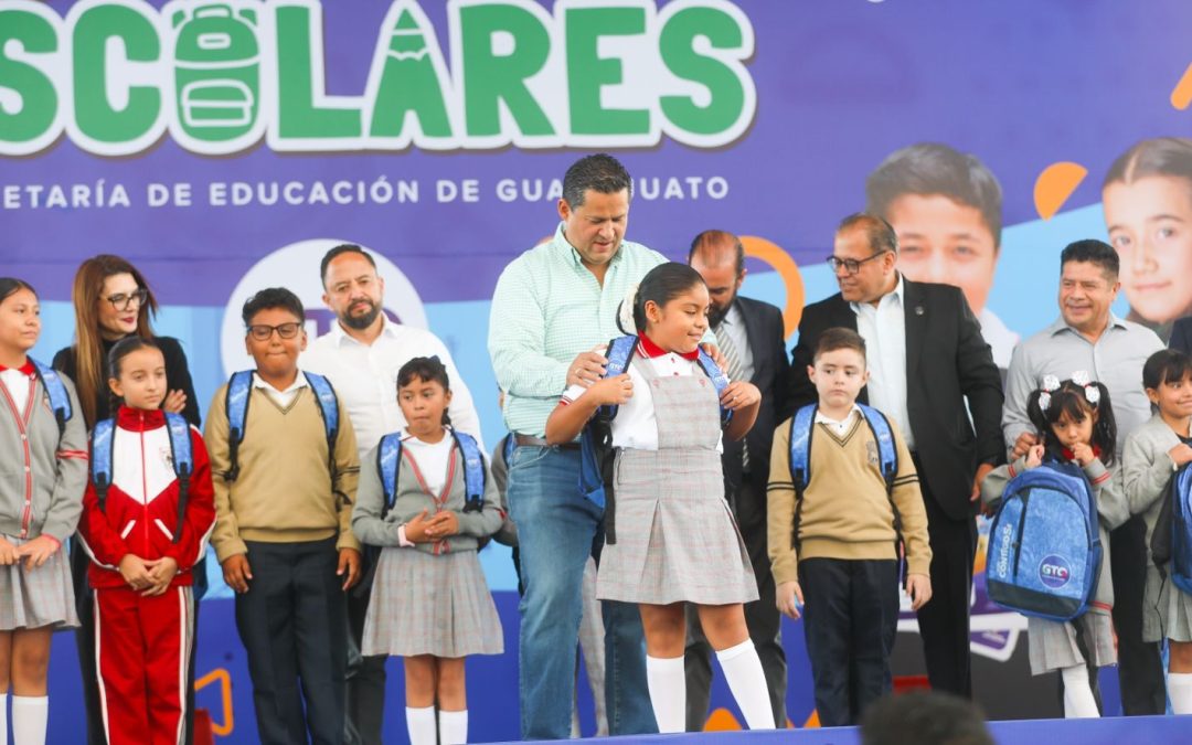 Entrega Gobernador útiles escolares a estudiantes de primaria