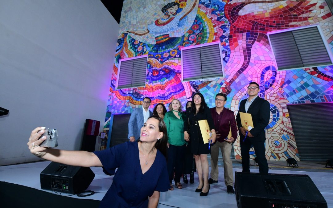 DEVELAN MURAL EN EL EXTERIOR DEL TEATRO DE LA CIUDAD  