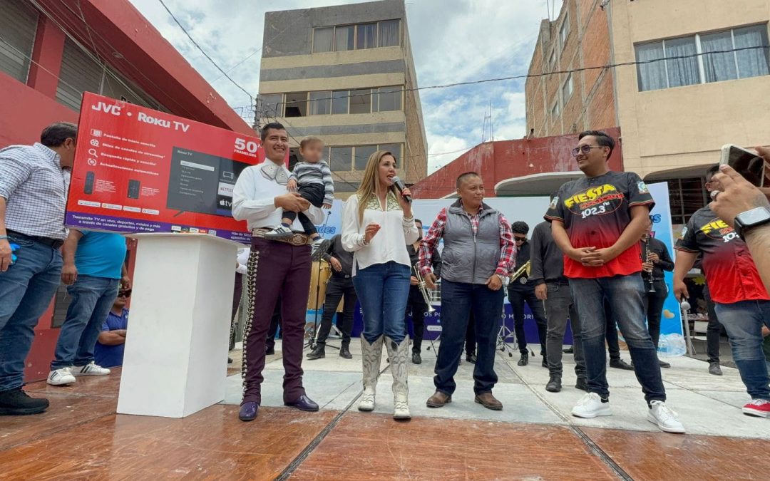 Disfrutan de la banda La Mexicana y del show radial más divertido en el festejo del Día del Padre en Silao.