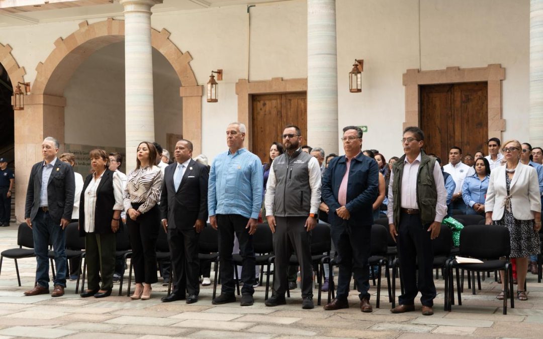 Ciudadanos encabezan guardia de honor en la Renovación del Fuego Simbólico