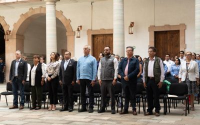Ciudadanos encabezan guardia de honor en la Renovación del Fuego Simbólico
