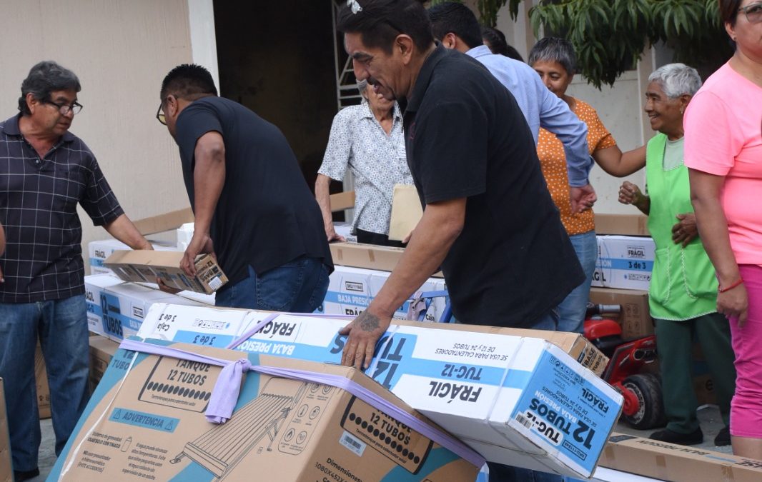 BENEFICIAN A FAMILIAS DE IRAPUATO CON CALENTADORES SOLARES.