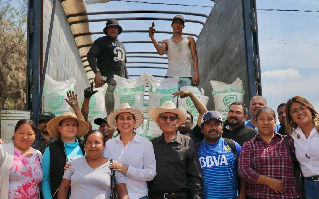 APOYAN AL CAMPO IRAPUATENSE CON ENTREGA DE FERTILIZANTE