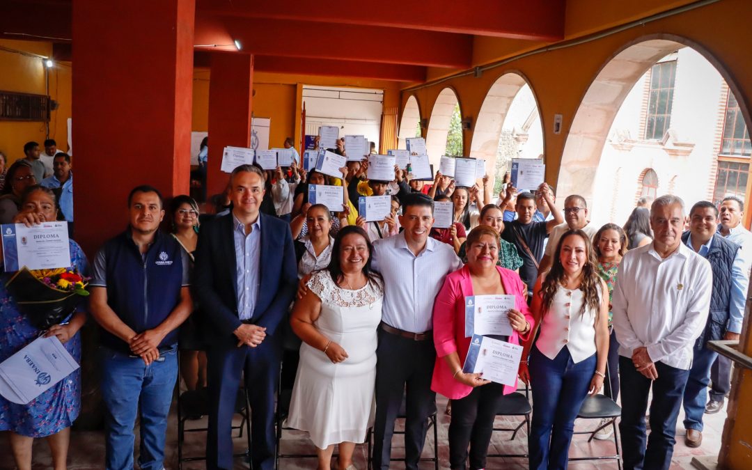 Preside Samantha Smith entrega de certificados de primaria y secundaria a comerciantes