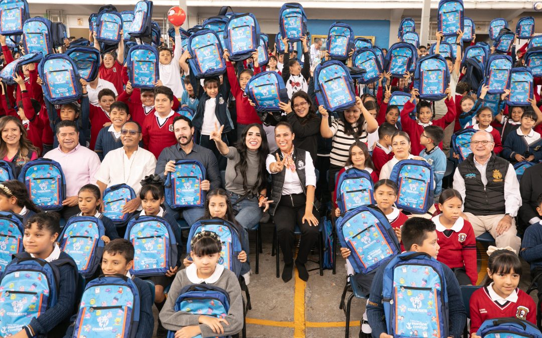 Refrenda Libia Dennise su compromiso con la educación; entrega mochilas y útiles escolares