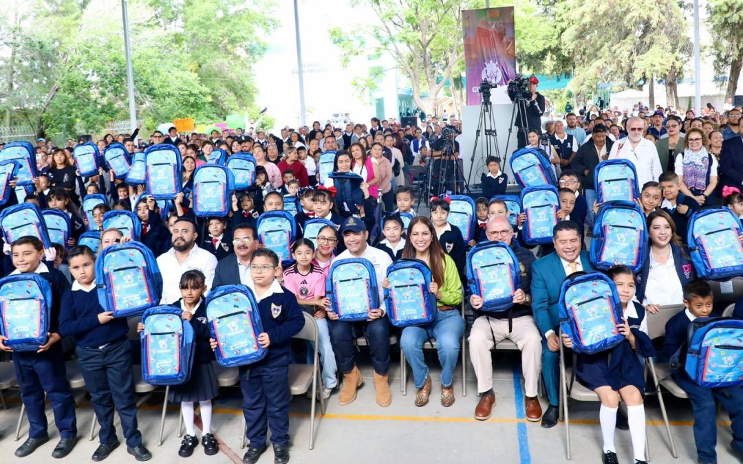 Entrega Gobernadora Libia Dennise y el presidente de Romita, Pedro Tanamachi mochilas y útiles escolares para las y los estudiantes de  Romita. También apoyan a productores del campo.