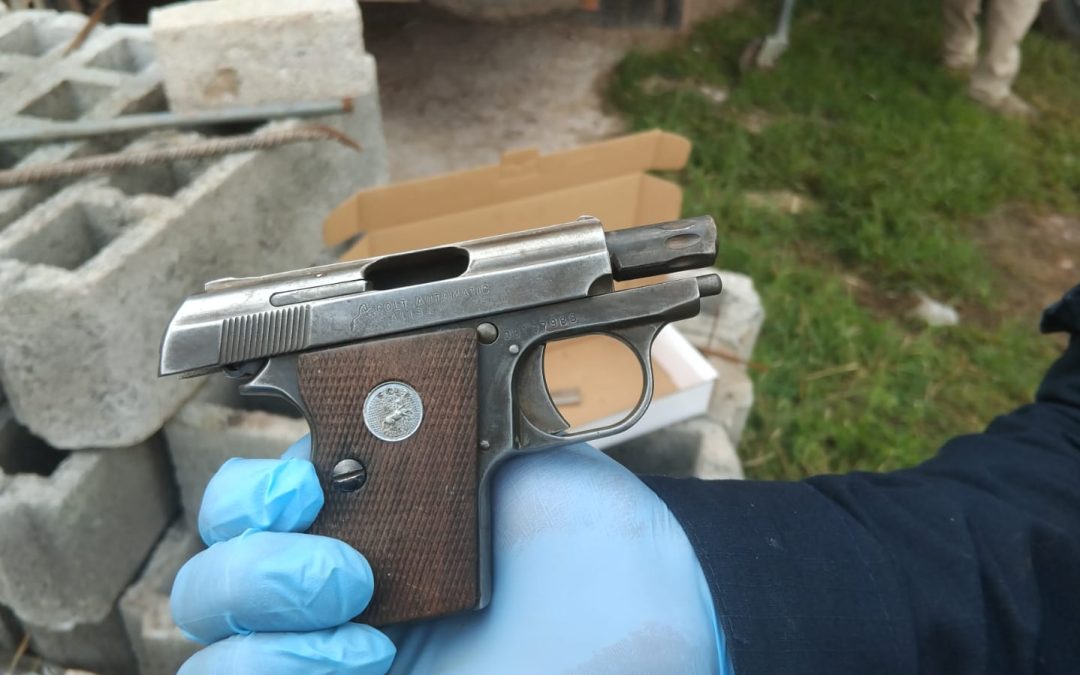 Detienen a masculino por portación y detonación de arma de fuego en la comunidad El Microbio.