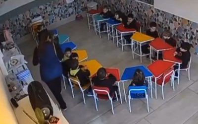 Maestra azota en la cabeza a un niño de 4 años con los libros y le tira un diente.