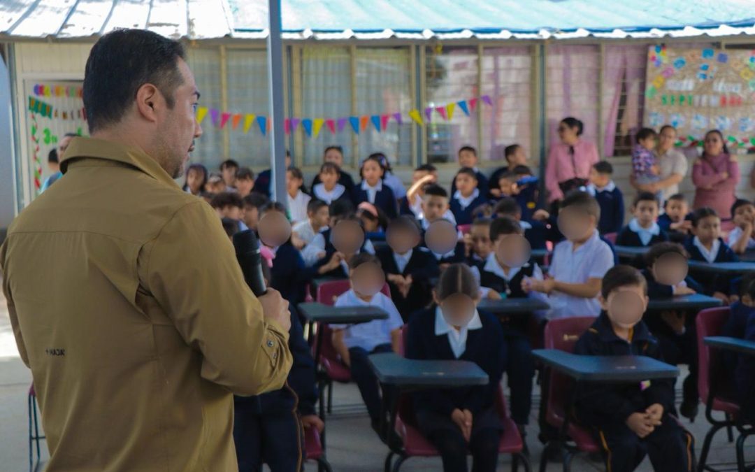 Alcalde entrega  mobiliario escolar en planteles del municipio con apoyo de PEMEX
