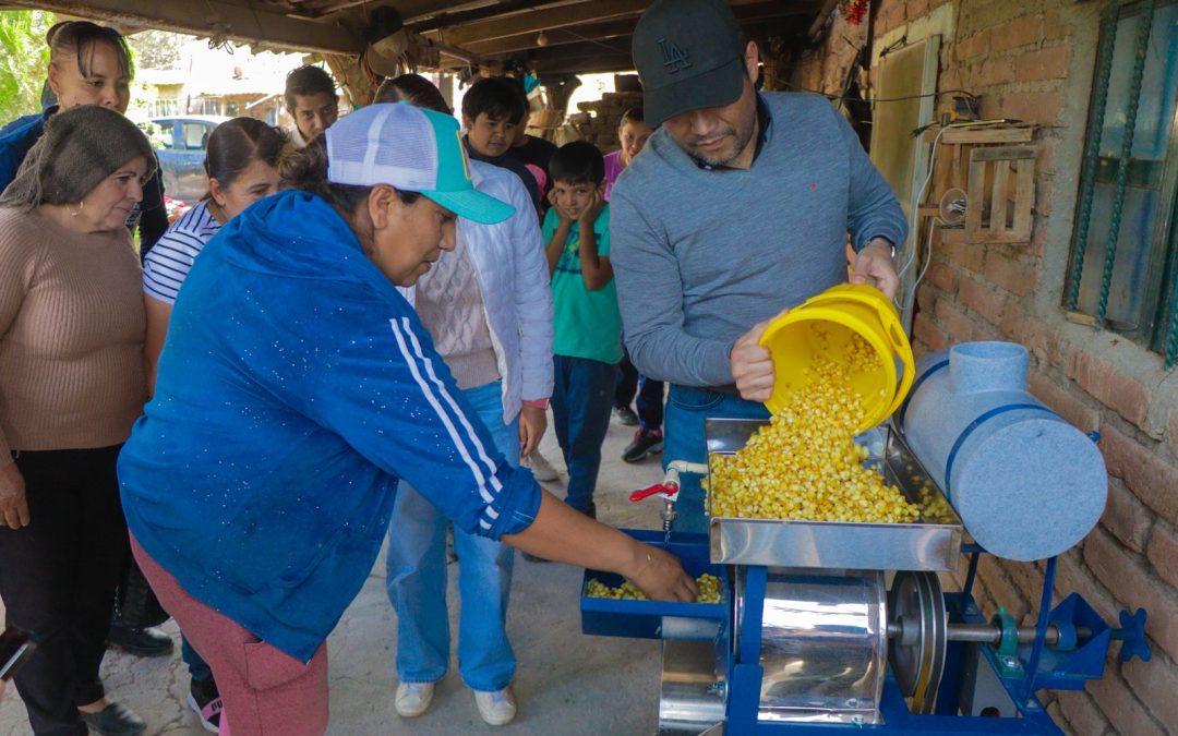 El presidente municipal Pedro Tanamachi Reyes entrega  apoyos en la comunidad de San Pedrito de Roma