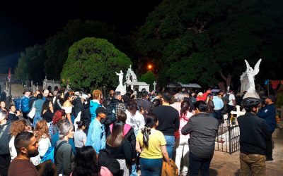 Más de mil personas disfrutan los recorridos nocturnos por el Panteón Santa Paula