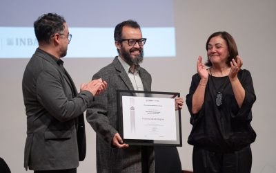 Escritor UG recibe dos premios nacionales por creación de poesía y ensayo