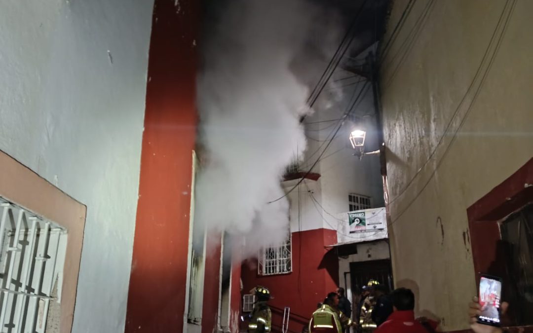 Rescata policía, PC y bomberos a tres personas de vivienda en llamas en Guanajuato Capital