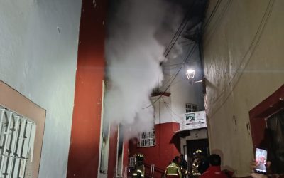 Rescata policía, PC y bomberos a tres personas de vivienda en llamas en Guanajuato Capital