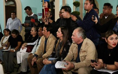 La presidenta municipal Melanie Murillo Chávez abrió el diálogo con un promedio de 20 vecinos de la calle Raúl Bravo de la colonia Independencia, para escucharlos respecto a las dudas referentes a la obra pública que se realiza en esa zona.