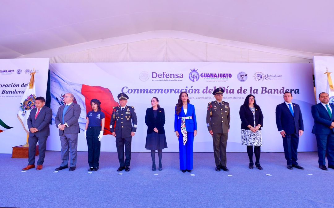 Abandera Gobernadora del Estado  a 25 escoltas escolares en ceremonia del Día de la Bandera en Guanajuato