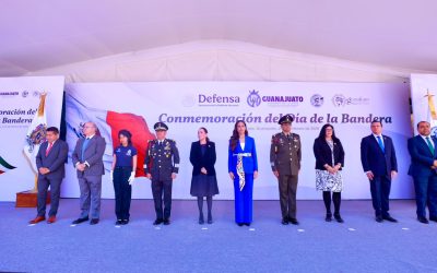 Abandera Gobernadora del Estado a 25 escoltas escolares en ceremonia del Día de la Bandera en Guanajuato