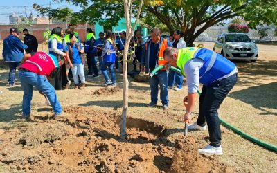Personal de SAPAS sembró árboles y alegría en la casa-hogar para personas adultas mayores de Silao