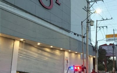 POR FALLA MECÁNICA EN LA CORTINA DE LA TIENDA DEL SOL FUE RESGUARDADA POR LA POLICÍA MUNCIPAL Y CON ELLO SE EVITÓ ALGÚN ROBO.