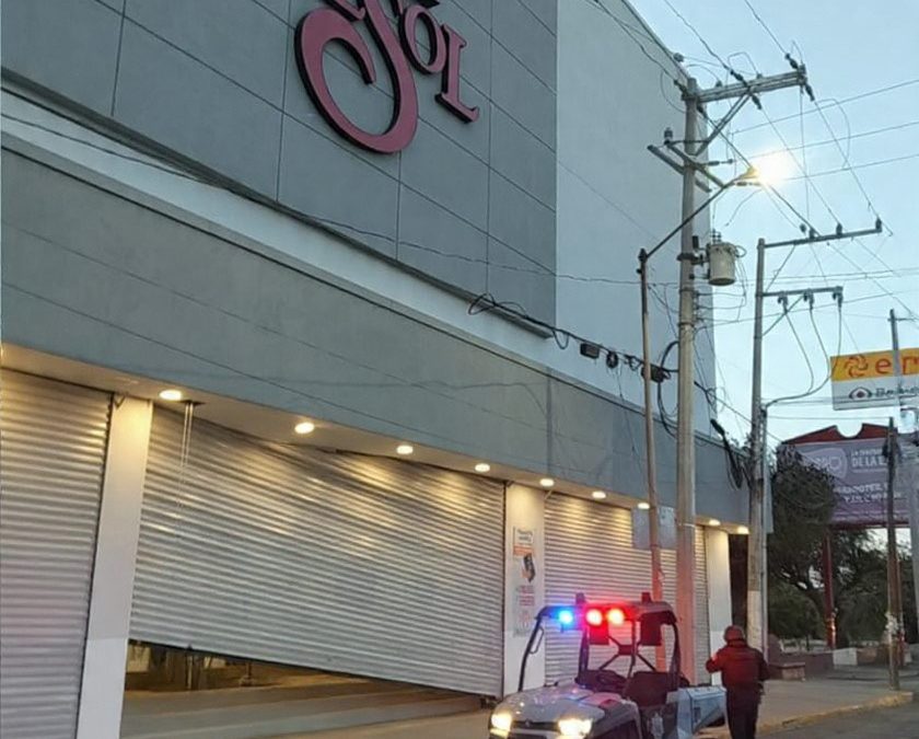POR FALLA MECÁNICA EN LA CORTINA DE LA TIENDA DEL SOL FUE RESGUARDADA POR LA POLICÍA MUNCIPAL Y CON ELLO SE EVITÓ ALGÚN ROBO.