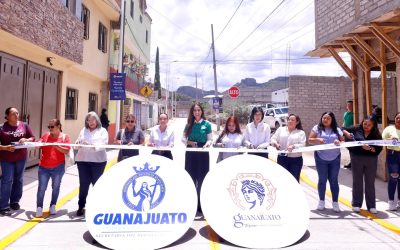 Gobernadora Libia Dennise y Samantha Smith entregan obras a guanajuatenses