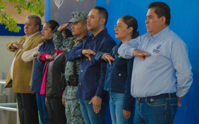 Fortalece Gobierno de Romita valores cívicos y acompañamiento a estudiantes durante Honores a la Bandera